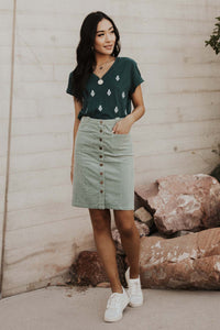 Embroidered Leaf Print Tee in Hunter Green